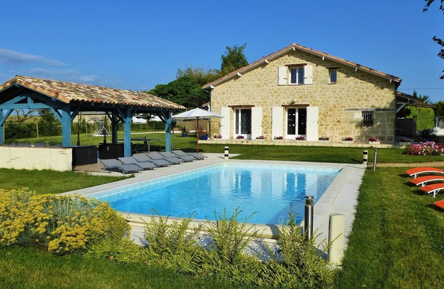 Holiday rental Cottage Lespiland for 12 people labeled 4 * and T & H