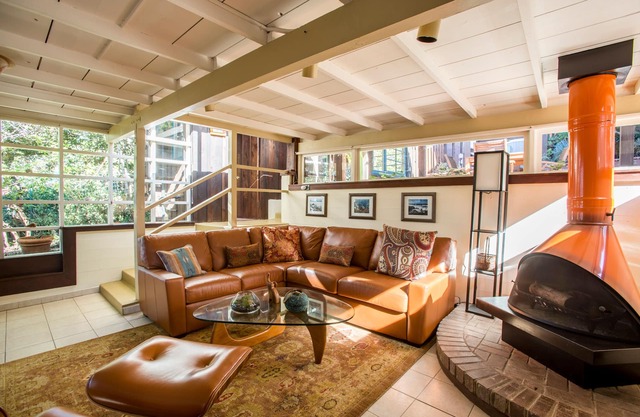 Holiday Sale! Secluded Redwood WindanSea Beach Bungalow, New Bikes, Hot tub!