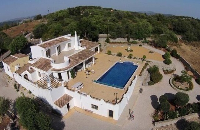 Holiday villa overlooking the water