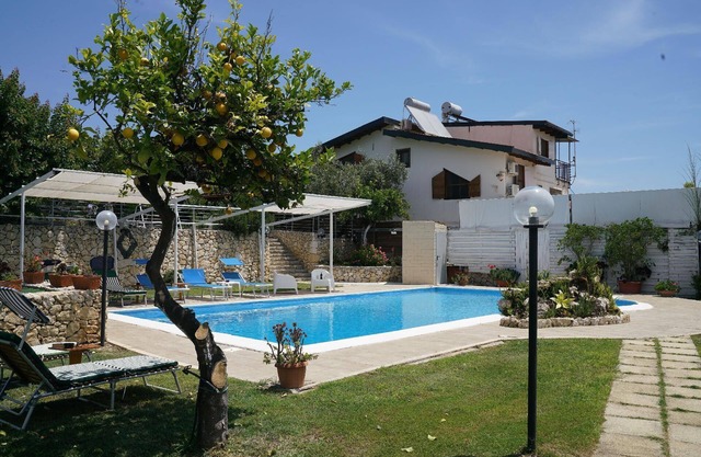 Holiday villa 'Belfronte' with water view