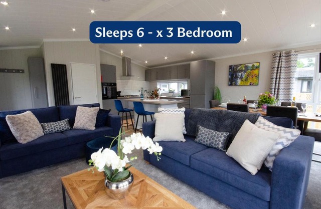 Hollicarrs - Lilypad Lodge