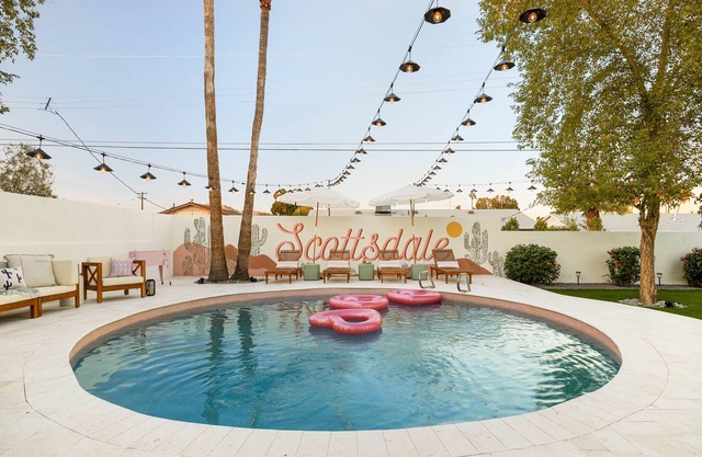 HOLLY HOUSE! Heated Pool - 6mins to Old Town - Resort Backyard