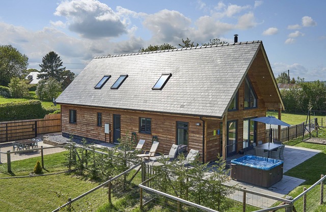 HOLLY LODGE, pet friendly, luxury holiday cottage in Montgomery