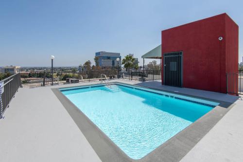 Hollywood 2-Bed with City Views Rooftop Pool