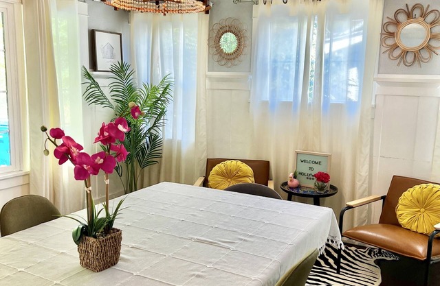 Hollywood house with parking & backyard, walk to attractions