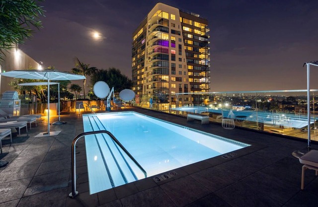 Hollywood Twin Queen, The Godfrey Hotel, 2 Family Rooms, Pets Are Allowed