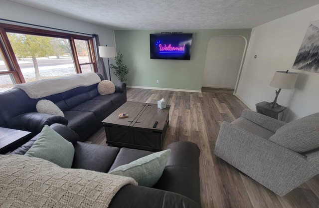 Home 3 blocks from Lake Superior, near Pictured Rocks and trail access