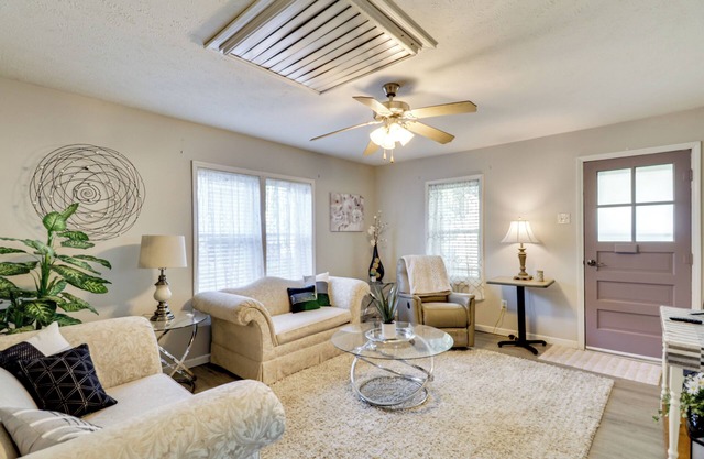 Home < 3 Mi to Rte 66 & Lake Lou Yaeger!