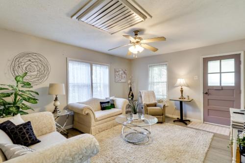 Home Less Than 3 Mi to Rte 66 and Lake Lou Yaeger!