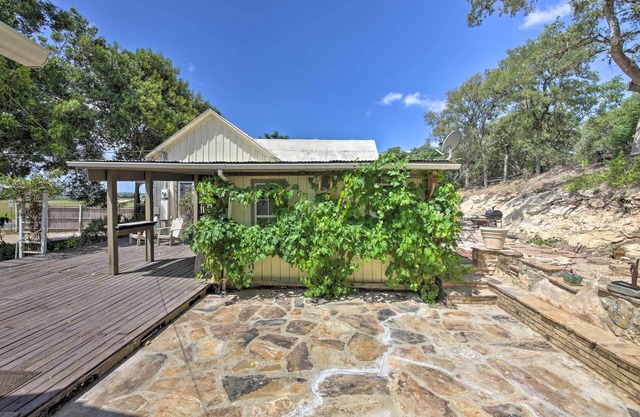 Home w/Large Deck & BBQ Grill in New Braunfels