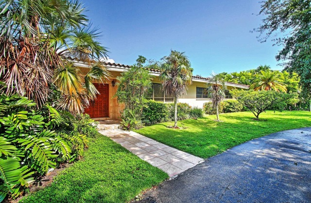 Home w/Pool in Upscale Pinecrest Village