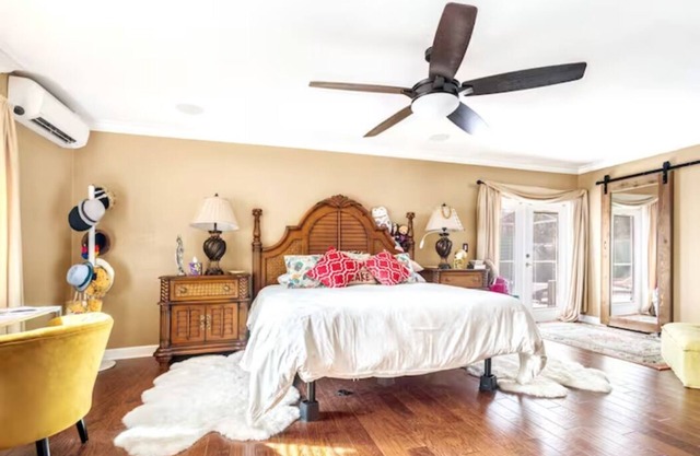 HOME WITH ALL YOU NEED between thriving St Peterburg downtown & St Pete Beach