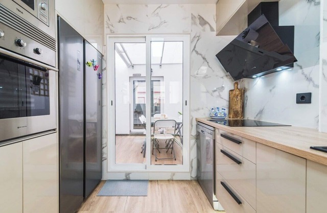 Home2Book Stylish & Bright Bakea Apartment