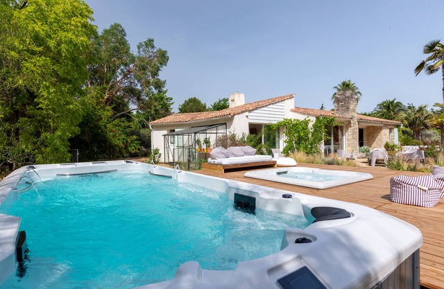 HOMERE home in the middle of a garden with 2 spas, heated swimming pool and relaxation spa