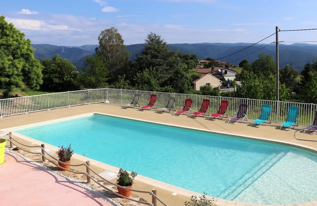 Homerez - Beautiful house for 6 ppl. with shared pool and terrace at Gravières