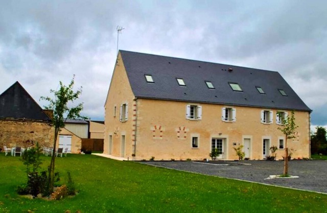 Homerez - Big house for 27 ppl. with terrace at Saint-Épain