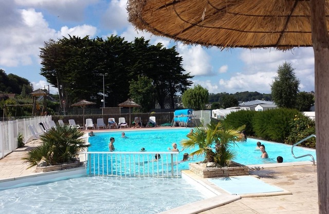 Homerez - Comfortable Bungalow in Louannec with Pool