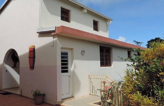 Homerez - Cozy apartment in Le Robert 70 m² with private garden