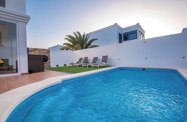 Homerez - Elegant Villa in Playa Blanca with Private Pool