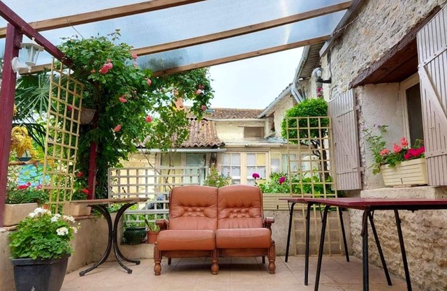 Homerez - House for 8 ppl. with garden and terrace at Saint-Jean-de-Sauves