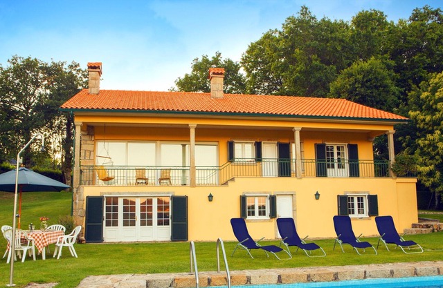 Homerez - Large house for 12 people. with swimming pool and garden in Paredes de Coura
