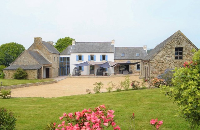 Homerez - Spacious House in Plougonven with Hot Tubs and Garden