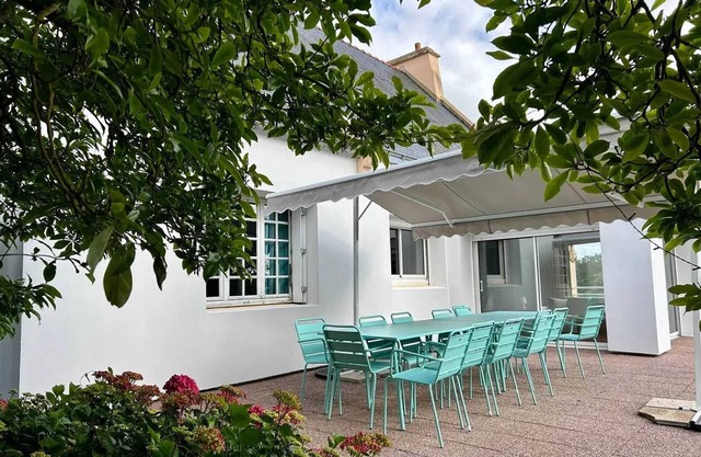 Homerez - Spacious Villa Saint-Hernin with Cosy Spa