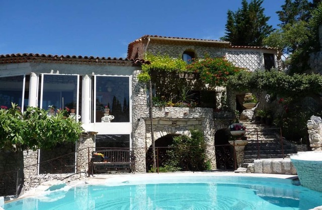 Homerez - Spacious villa for 8 ppl. with swimming-pool and terrace at Lussan