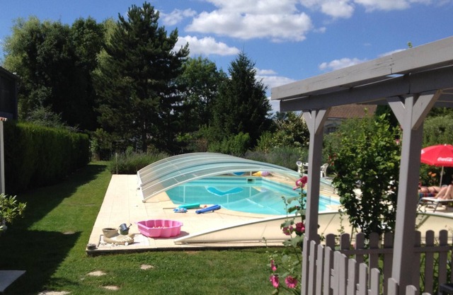 Homerez - Studio for 3 ppl. with swimming-pool and garden at Saint-Jean-d'Angély
