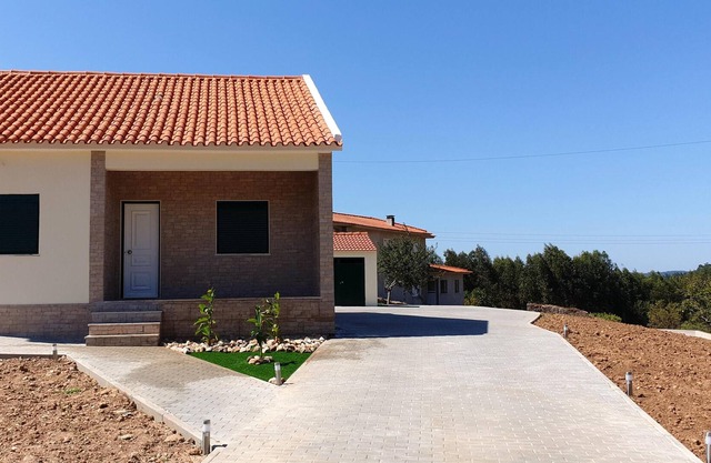 Homerez - Villa for 4 ppl. with swimming-pool, garden and terrace at Espinhal