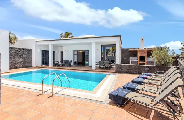 Homerez - Villa Playa Blanca with pool