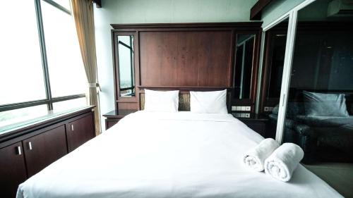 Homey 1BR Apartment at Aryaduta Residence Surabaya By Travelio