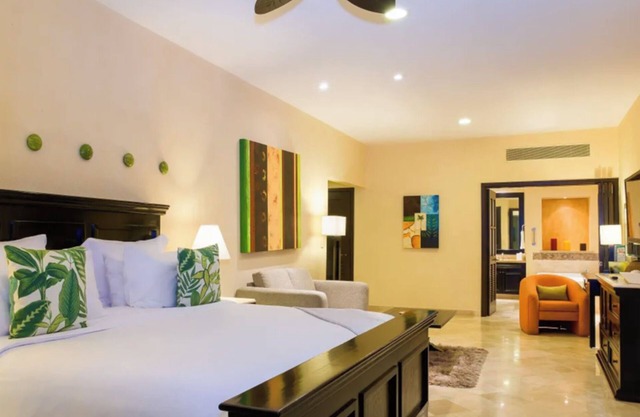 Honeymoon Suite with Jacuzzi & Ocean Views – Garza Blanca Puerto Vallarta