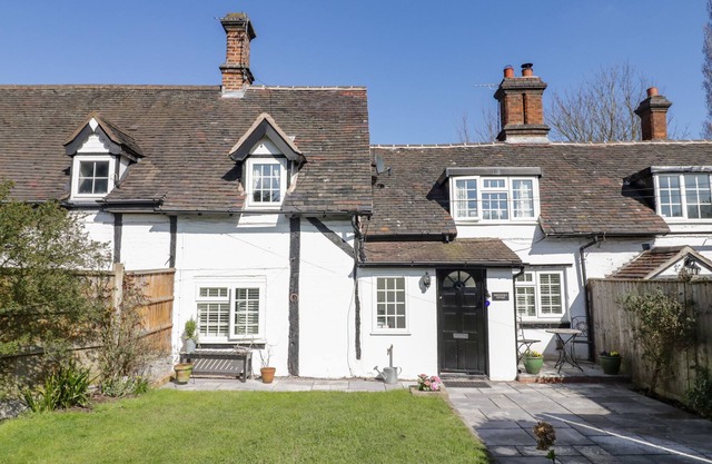 HONEYSUCKLE COTTAGE, family friendly, with open fire in Lea Marston
