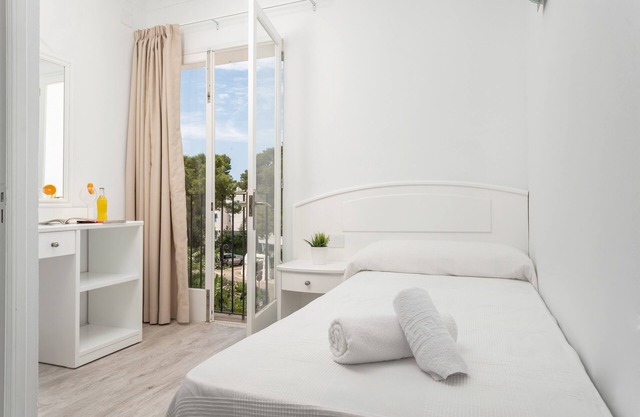 HOSTAL TALAMANCA HAB. INDIVIDUAL - Modern hostel recently refurbished very close to the be