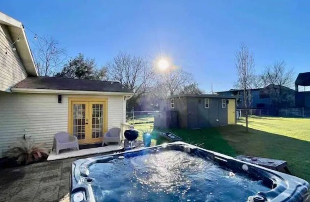 *Hot tub 10 beds | 2 Homes Heart of the City|Foosball