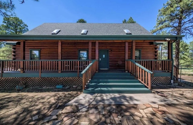 Hot Tub Cabin Spacious 5-Acre Forest Retreat