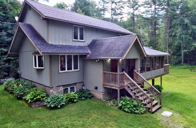 – Hot Tub, Firepit, walkable skiing/restaurants and More!