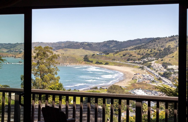 Hot Tub Overlooking Ocean!