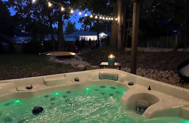 Hot Tub & Theater! Sleeps up to 10, Short walk to all the local favorites