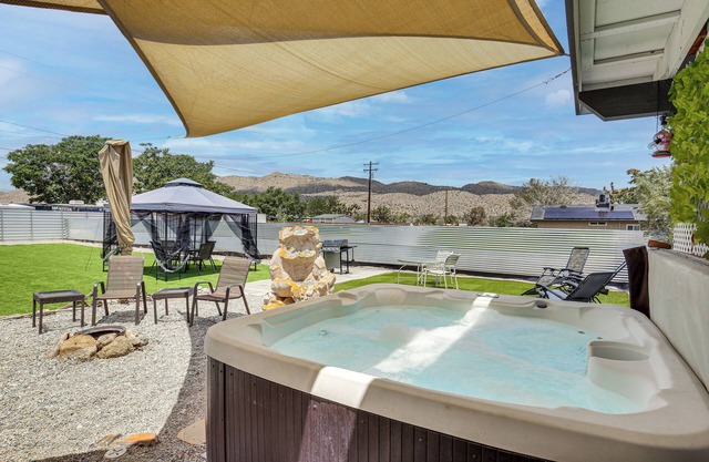 Hot Tub, Yard & Fire Pit: Joshua Tree Home!