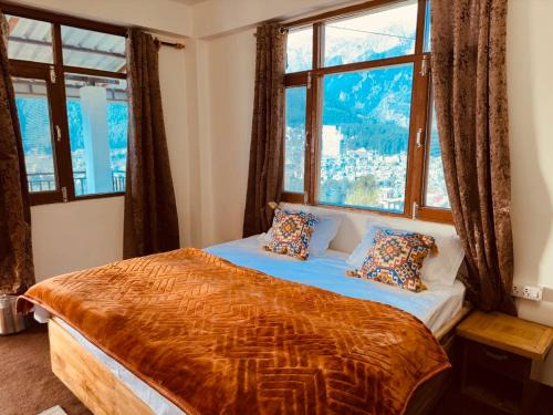 hotel in manali by Aura