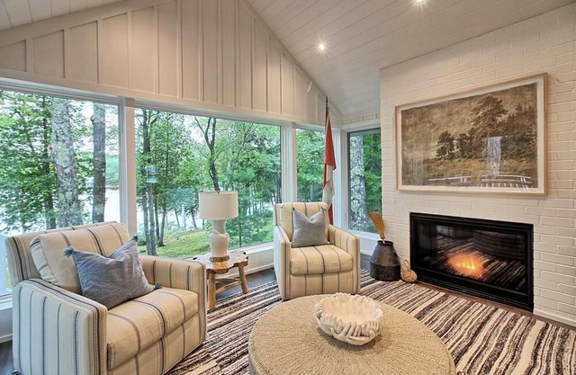 Hotel Luxury 6 brdm, 3 bath cottage on Little Lake Joe! Pristine inside and out!