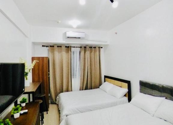 Hotel Luxury Twin Bed Room with Balcony Las Pinas-South Residence