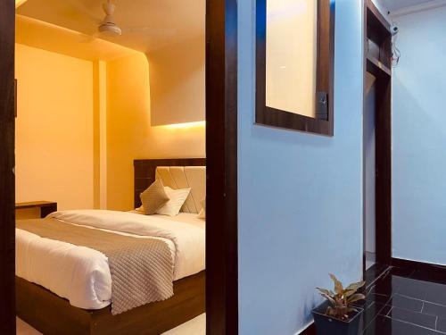 Hotel The Divine Ganga - Top Rated ! Most Awarded ! Budget Friendly ! Couple Friendly ! Parking ! Lift