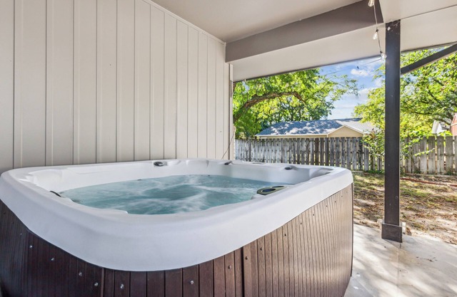 HotTub, Cinema & Games in a Quiet Neighborhood in Indian Hills Riverbend