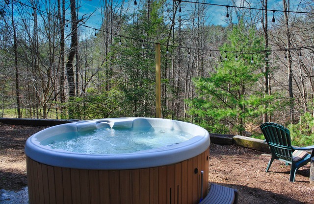 HotTub, OutdoorShower, Renovated Barndominium, WiFi, Fireplace, Pet Friendly