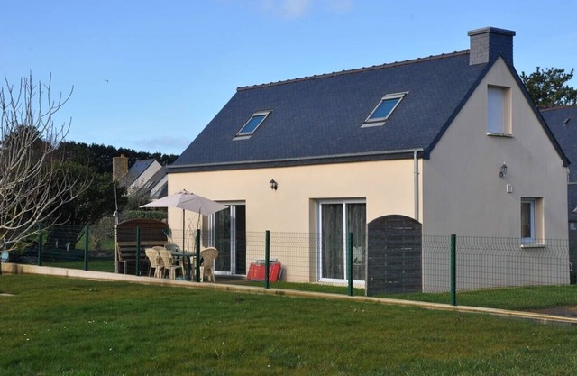 House 200m from the beach with closed garden in ILE GRANDE