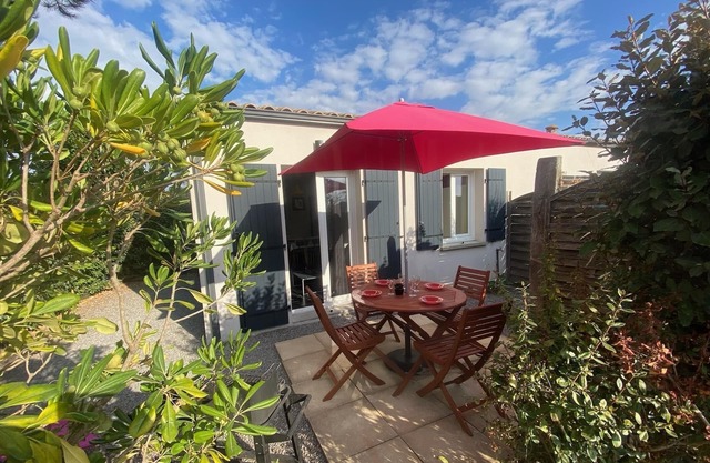 House 700m from the beach with garden for 4/pers and private parking/ref : Ang T2