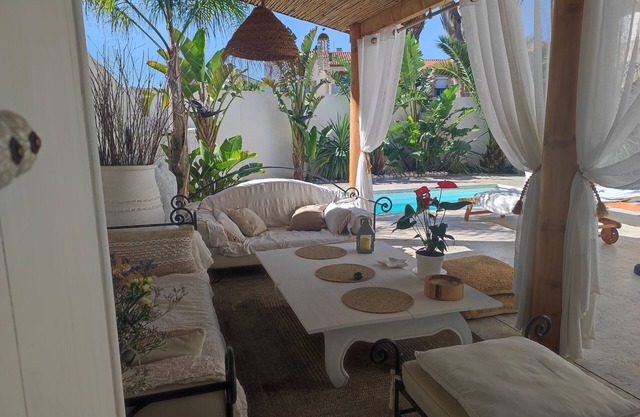 House for 6 people, 3 bedrooms, 2 bathrooms, 3 WCs, swimming pool, air conditioning and mosquito nets.